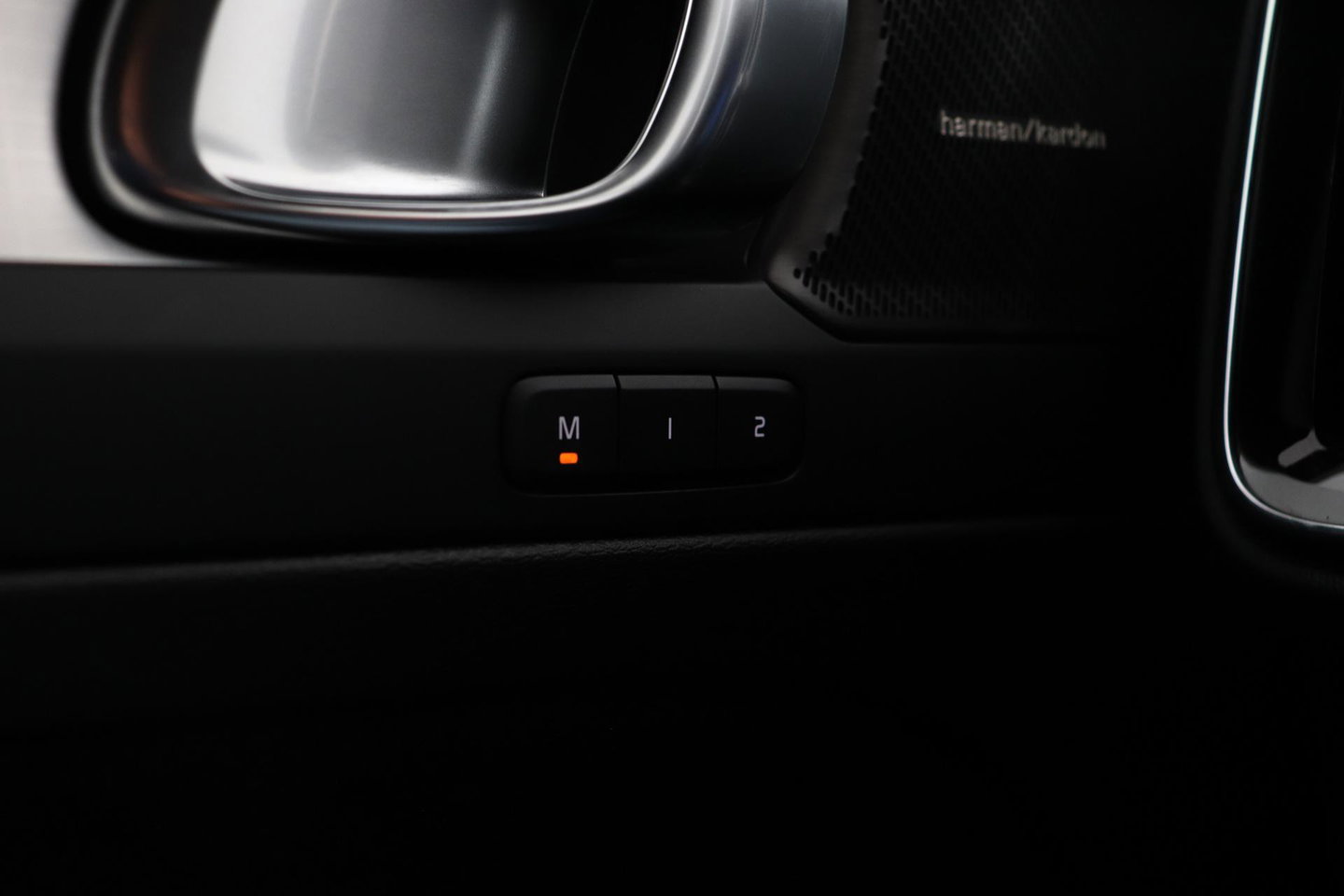 Volvo XC40 2.0 B3 Plus Black Edition | Harman/Kardon | Pilot Assist | Camera | BLIS | Memory | Stoel+Stuurverwarming | Keyless | ACC | 20 Inch