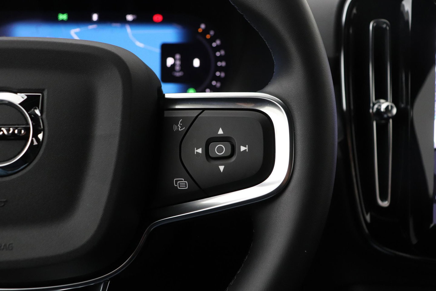 Volvo XC40 2.0 B3 Plus Black Edition | Harman/Kardon | Pilot Assist | Camera | BLIS | Memory | Stoel+Stuurverwarming | Keyless | ACC | 20 Inch