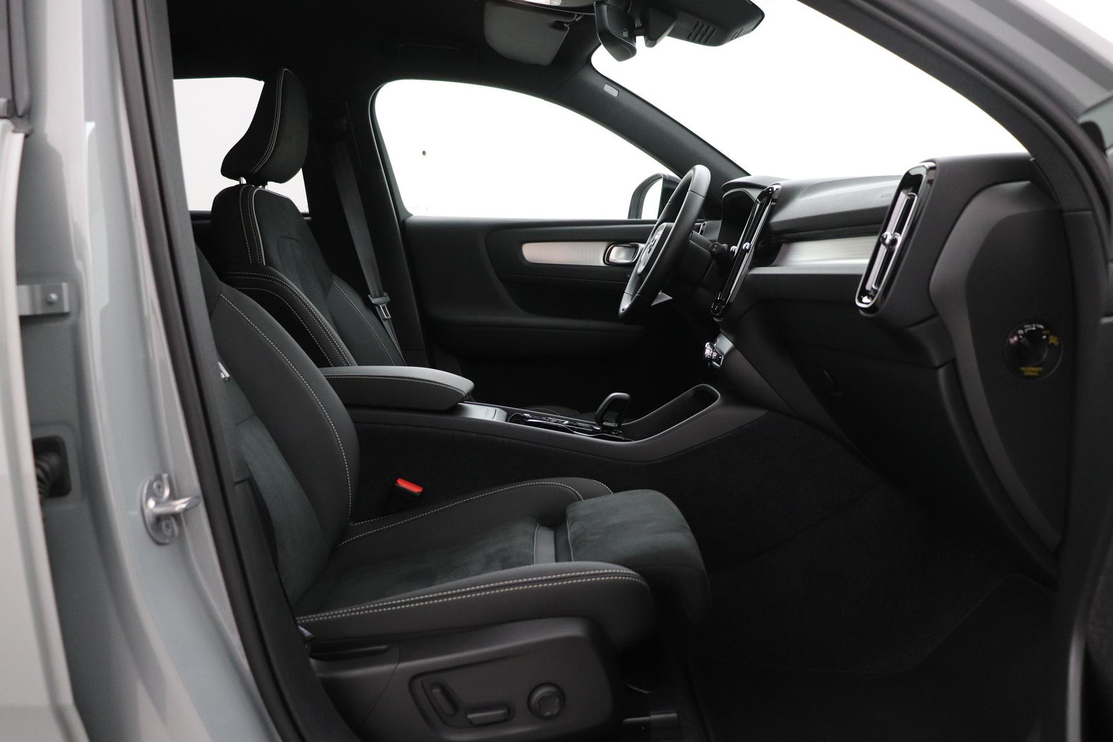 Volvo XC40 2.0 B3 Plus Black Edition | Harman/Kardon | Pilot Assist | Camera | BLIS | Memory | Stoel+Stuurverwarming | Keyless | ACC | 20 Inch