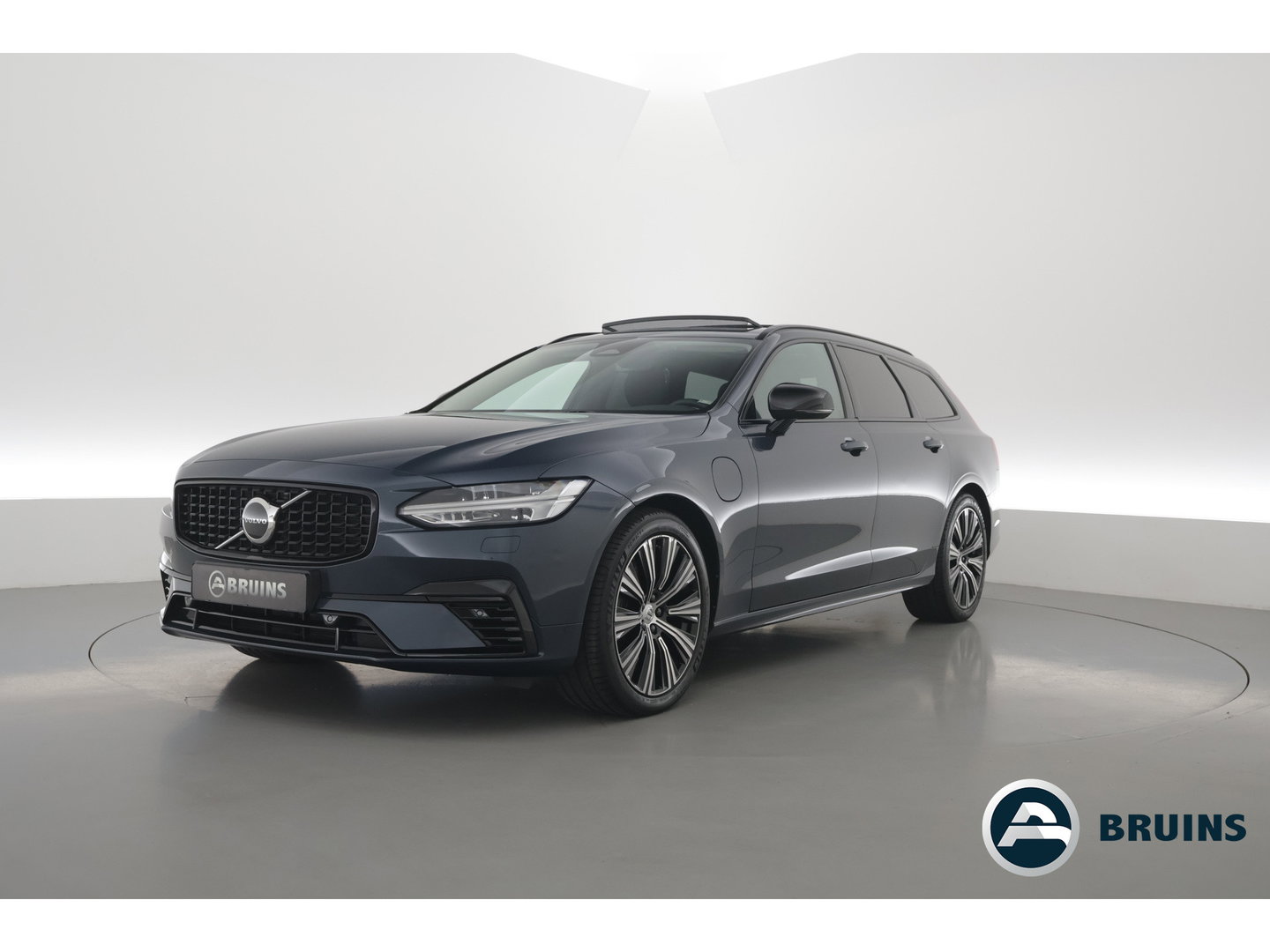 Volvo V90 2.0 T8 Plug-in hybrid AWD Plus Dark Long range | Pano-dak | Trekhaak | H&K Audio | Camera |