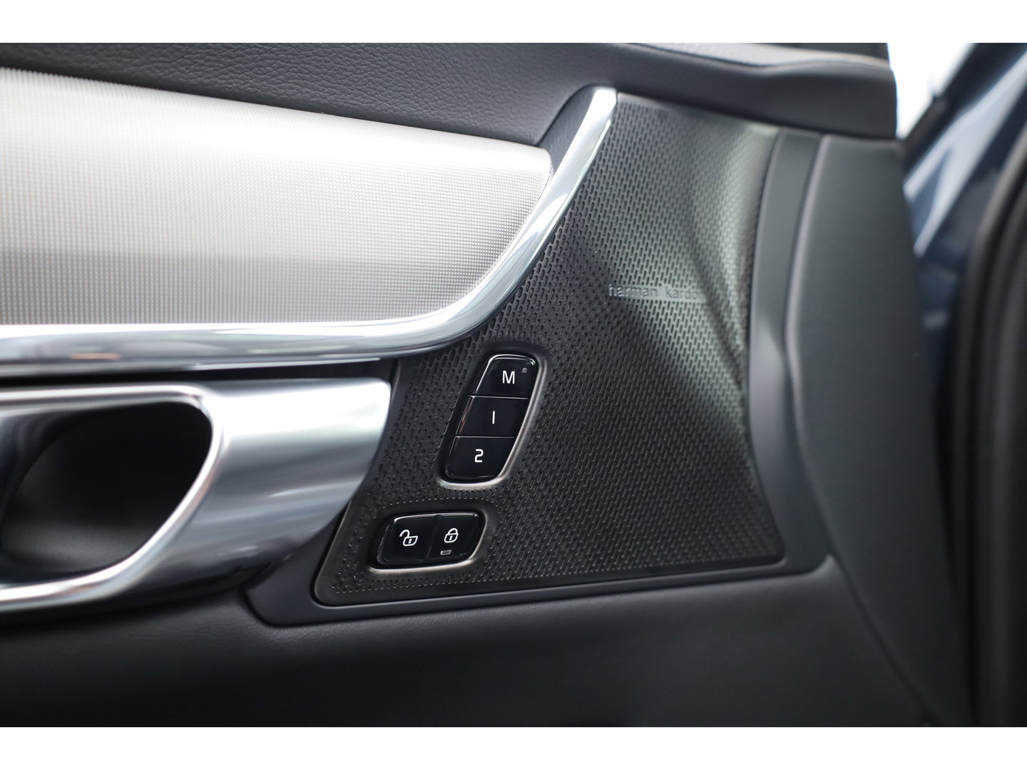 Volvo V90 2.0 T8 Plug-in hybrid AWD Plus Dark Long range | Pano-dak | Trekhaak | H&K Audio | Camera |