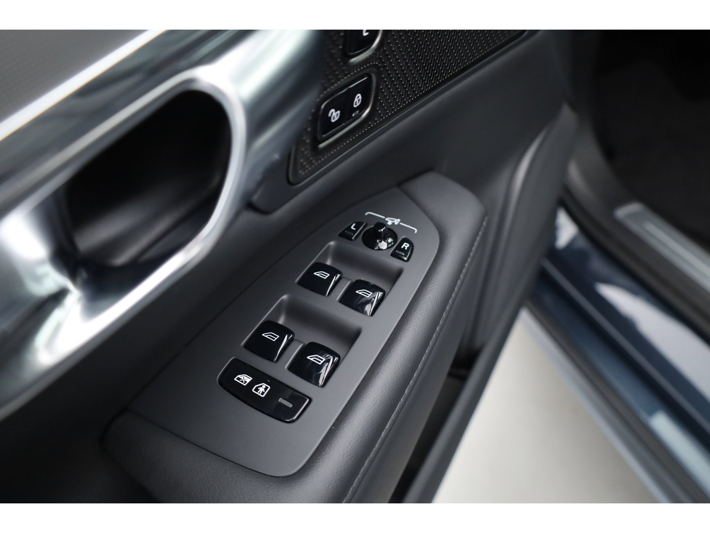 Volvo V90 2.0 T8 Plug-in hybrid AWD Plus Dark Long range | Pano-dak | Trekhaak | H&K Audio | Camera |