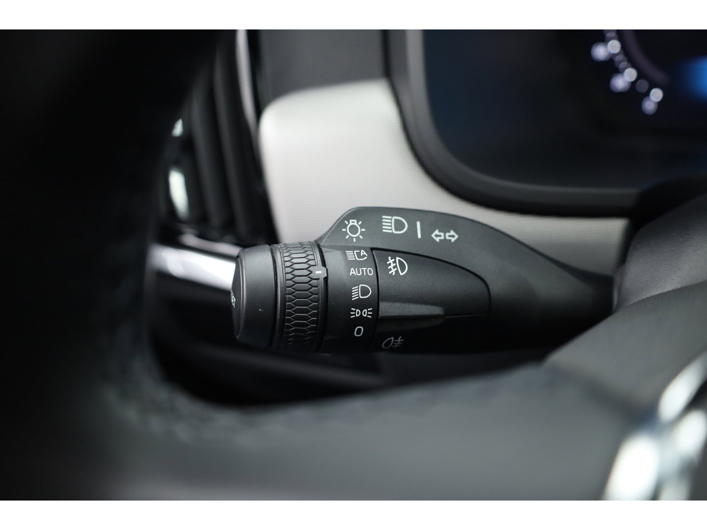 Volvo V90 2.0 T8 Plug-in hybrid AWD Plus Dark Long range | Pano-dak | Trekhaak | H&K Audio | Camera |