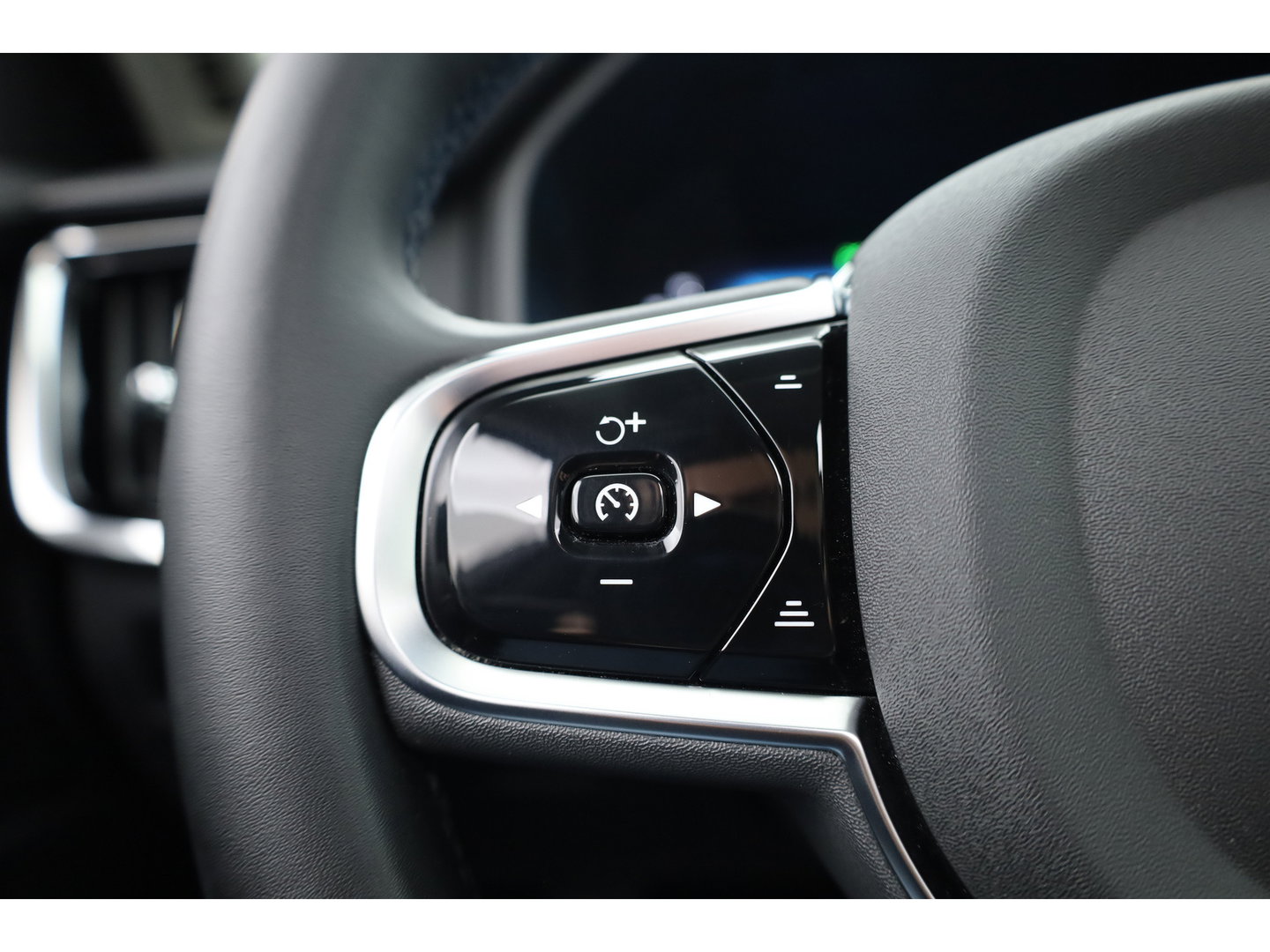 Volvo V90 2.0 T8 Plug-in hybrid AWD Plus Dark Long range | Pano-dak | Trekhaak | H&K Audio | Camera |