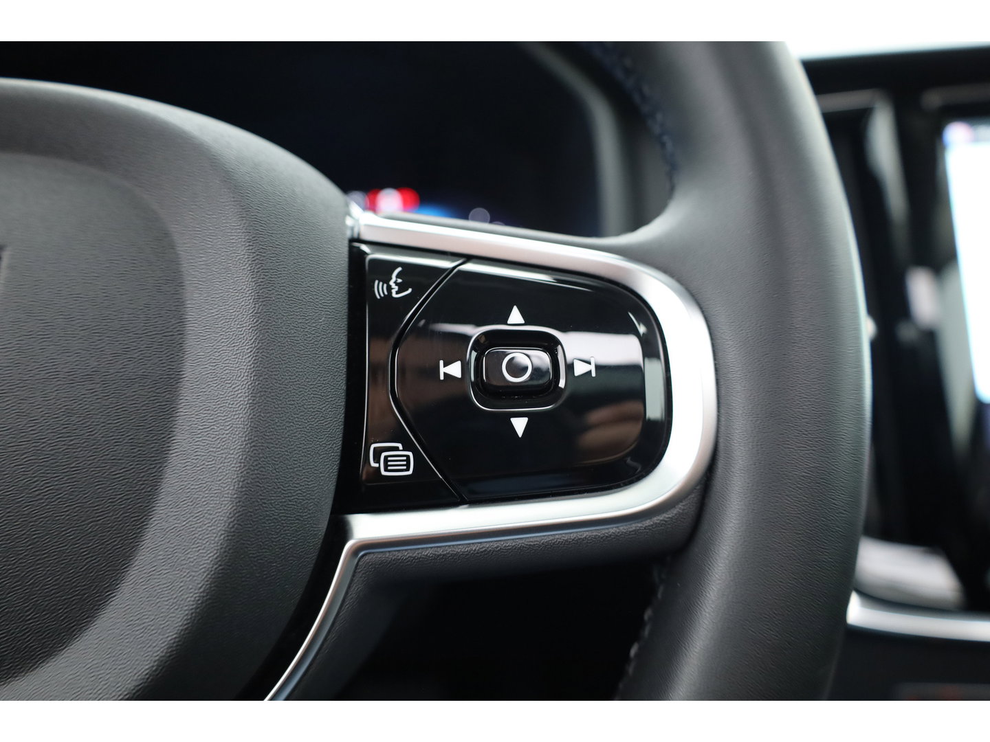 Volvo V90 2.0 T8 Plug-in hybrid AWD Plus Dark Long range | Pano-dak | Trekhaak | H&K Audio | Camera |