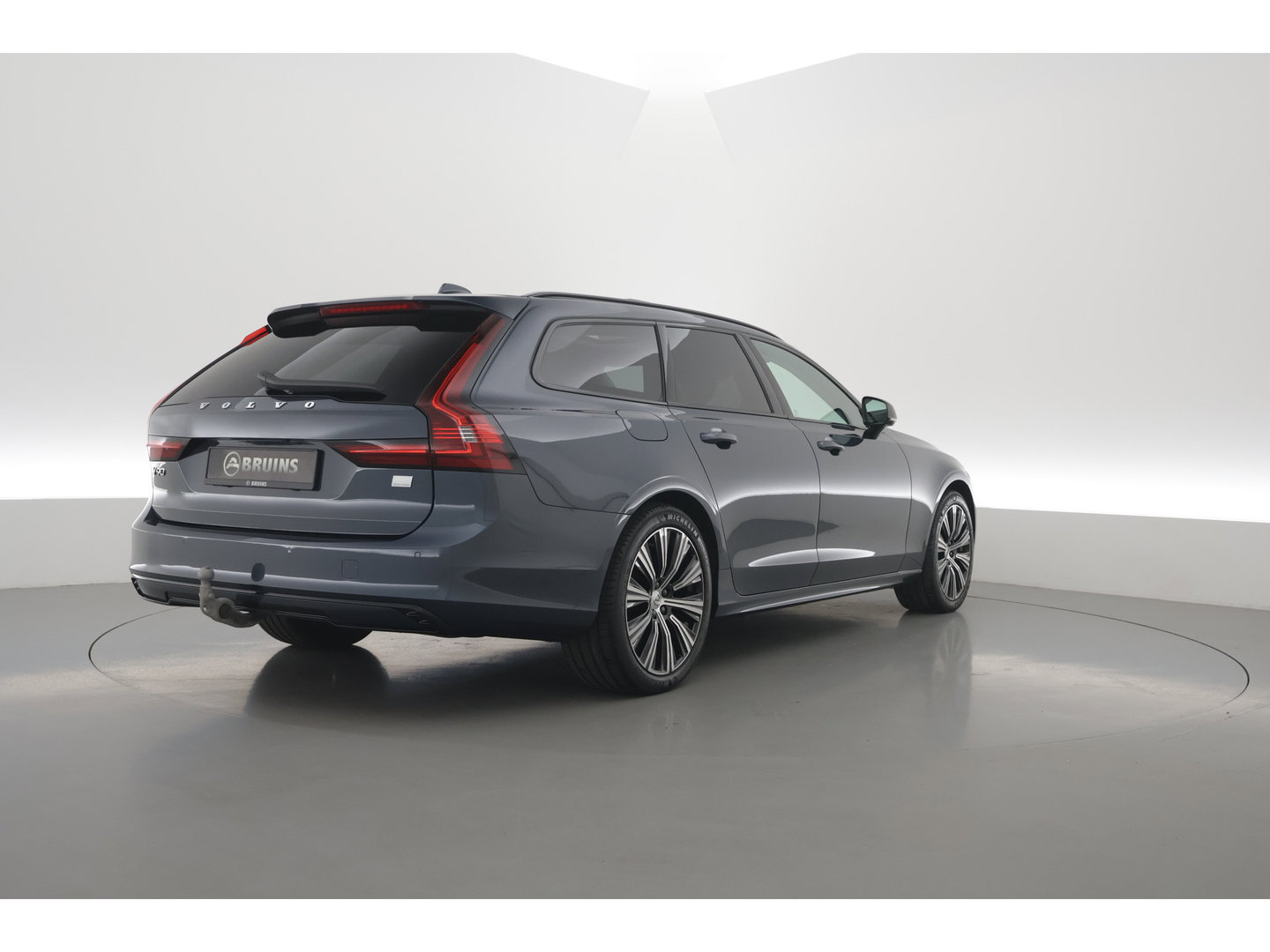 Volvo V90 2.0 T8 Plug-in hybrid AWD Plus Dark Long range | Pano-dak | Trekhaak | H&K Audio | Camera |