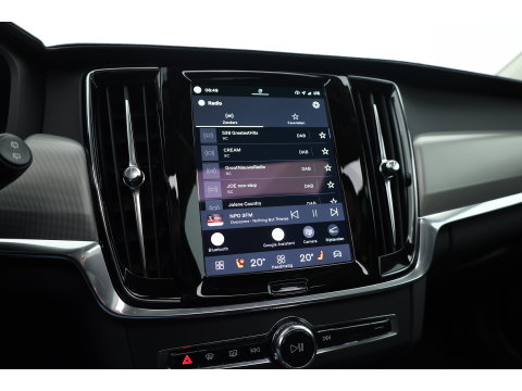 Volvo V90 2.0 T8 Plug-in hybrid AWD Plus Dark Long range | Pano-dak | Trekhaak | H&K Audio | Camera |