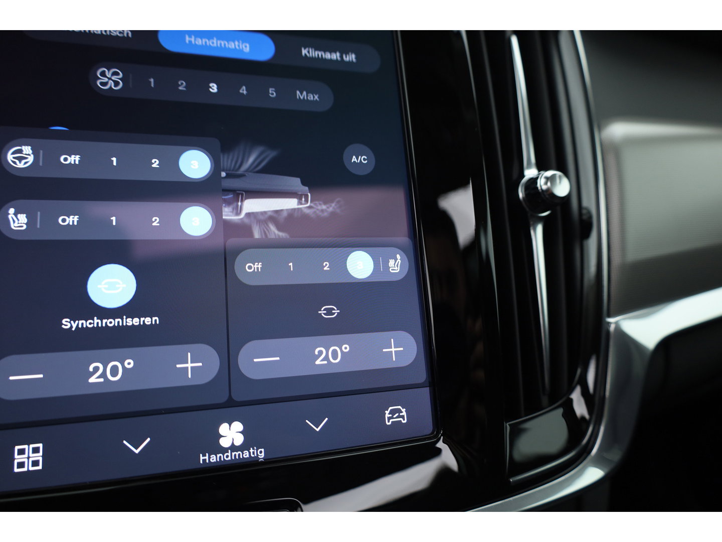 Volvo V90 2.0 T8 Plug-in hybrid AWD Plus Dark Long range | Pano-dak | Trekhaak | H&K Audio | Camera |