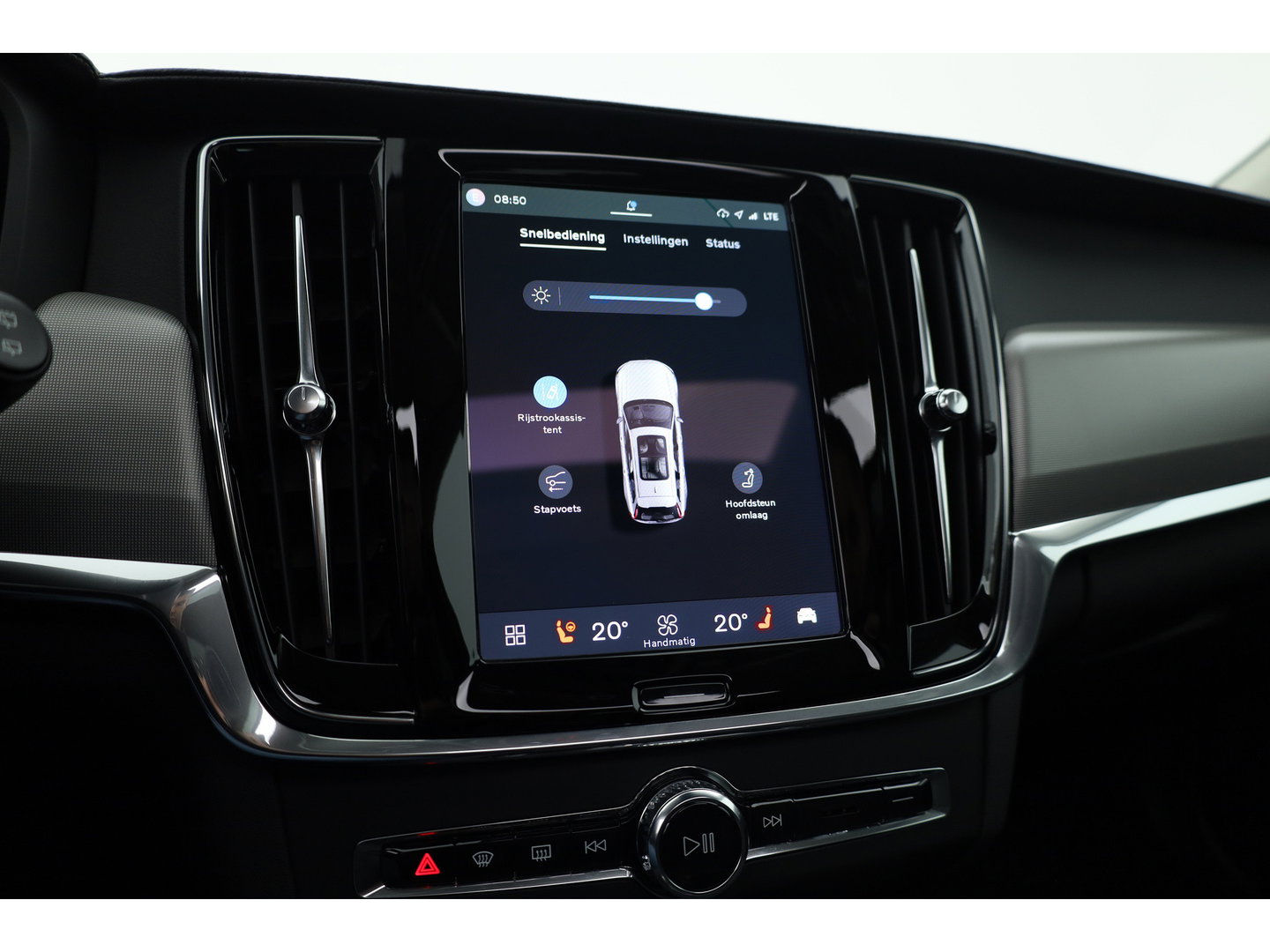 Volvo V90 2.0 T8 Plug-in hybrid AWD Plus Dark Long range | Pano-dak | Trekhaak | H&K Audio | Camera |