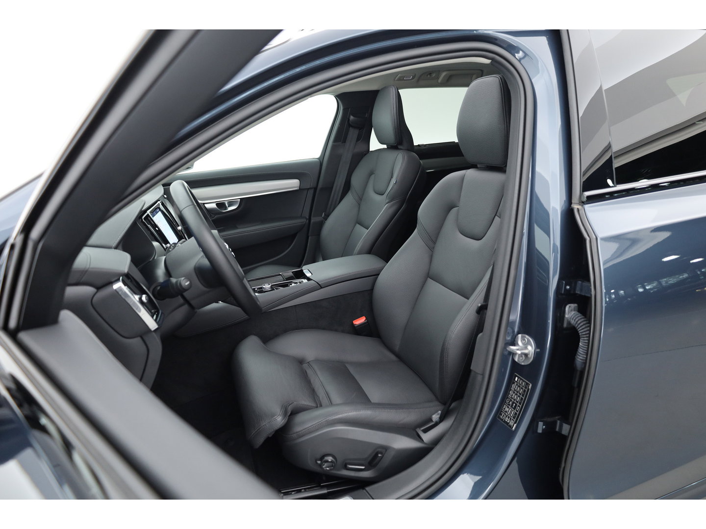 Volvo V90 2.0 T8 Plug-in hybrid AWD Plus Dark Long range | Pano-dak | Trekhaak | H&K Audio | Camera |