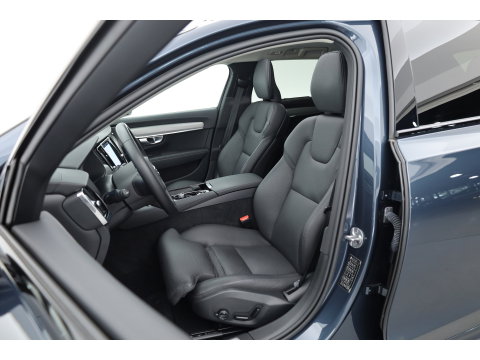 Volvo V90 2.0 T8 Plug-in hybrid AWD Plus Dark Long range | Pano-dak | Trekhaak | H&K Audio | Camera |