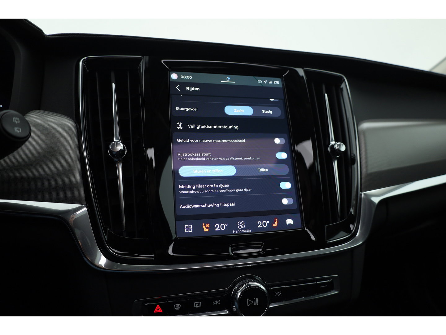 Volvo V90 2.0 T8 Plug-in hybrid AWD Plus Dark Long range | Pano-dak | Trekhaak | H&K Audio | Camera |