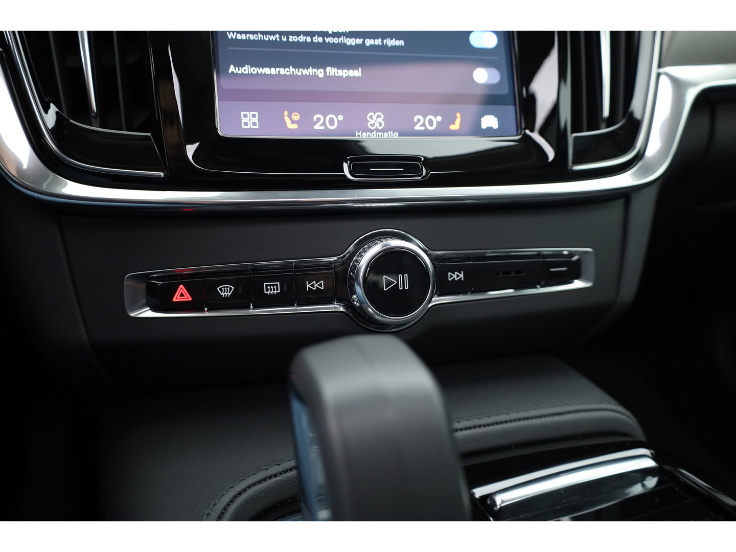 Volvo V90 2.0 T8 Plug-in hybrid AWD Plus Dark Long range | Pano-dak | Trekhaak | H&K Audio | Camera |