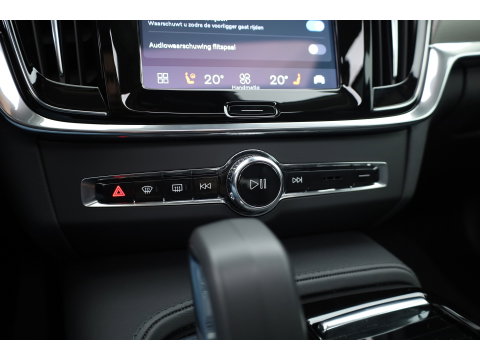 Volvo V90 2.0 T8 Plug-in hybrid AWD Plus Dark Long range | Pano-dak | Trekhaak | H&K Audio | Camera |