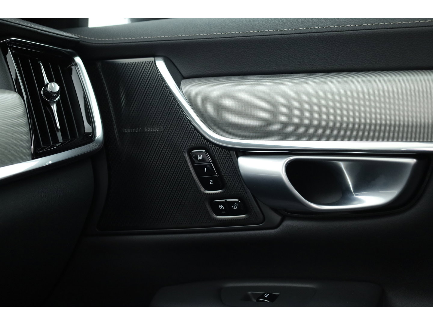 Volvo V90 2.0 T8 Plug-in hybrid AWD Plus Dark Long range | Pano-dak | Trekhaak | H&K Audio | Camera |