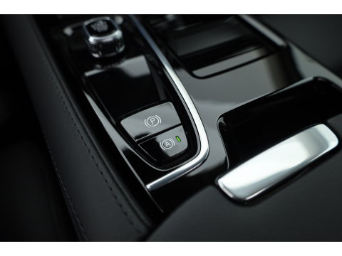 Volvo V90 2.0 T8 Plug-in hybrid AWD Plus Dark Long range | Pano-dak | Trekhaak | H&K Audio | Camera |