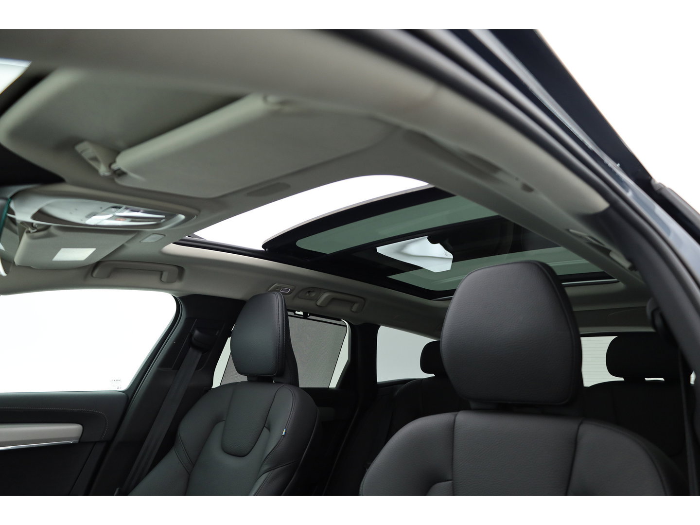Volvo V90 2.0 T8 Plug-in hybrid AWD Plus Dark Long range | Pano-dak | Trekhaak | H&K Audio | Camera |