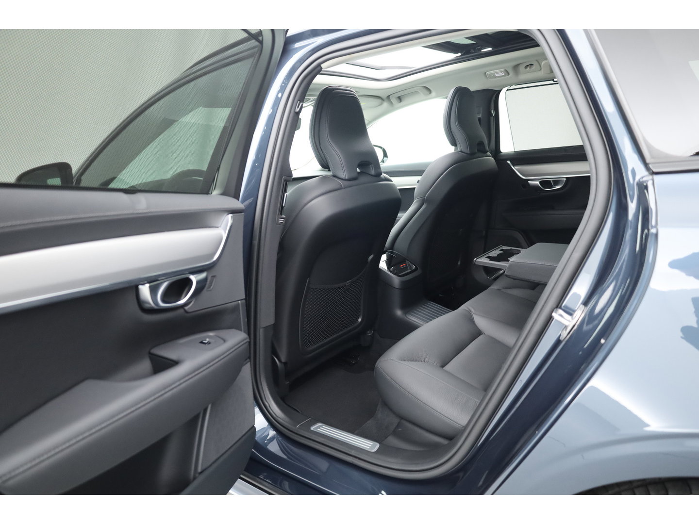 Volvo V90 2.0 T8 Plug-in hybrid AWD Plus Dark Long range | Pano-dak | Trekhaak | H&K Audio | Camera |