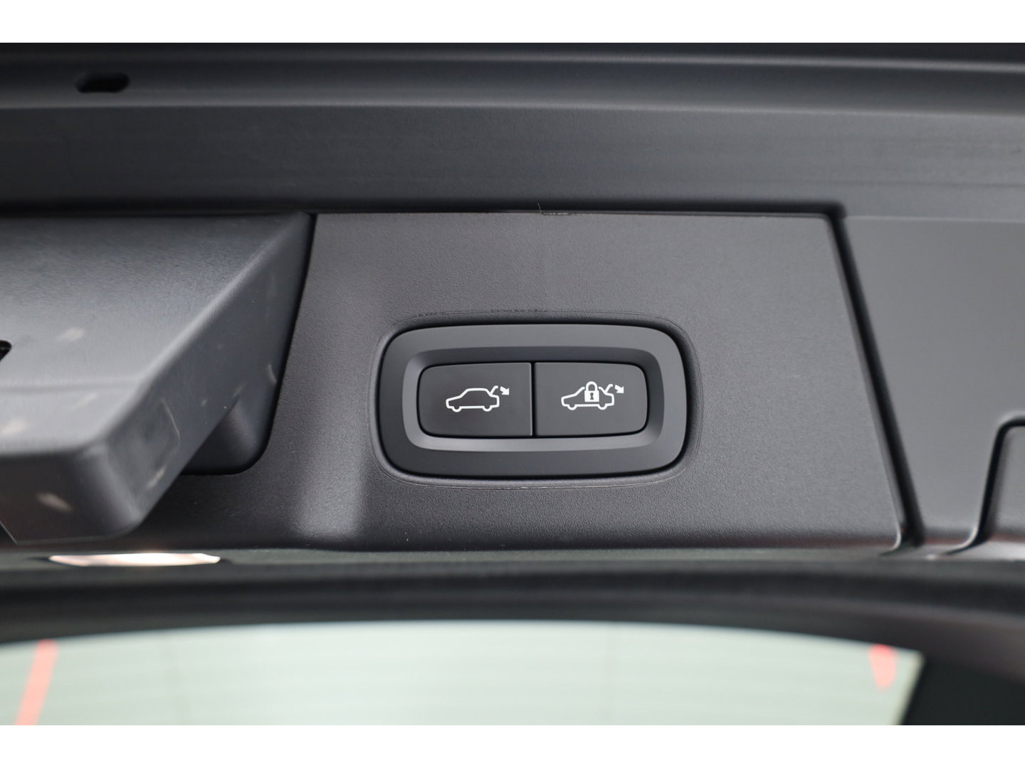 Volvo V90 2.0 T8 Plug-in hybrid AWD Plus Dark Long range | Pano-dak | Trekhaak | H&K Audio | Camera |
