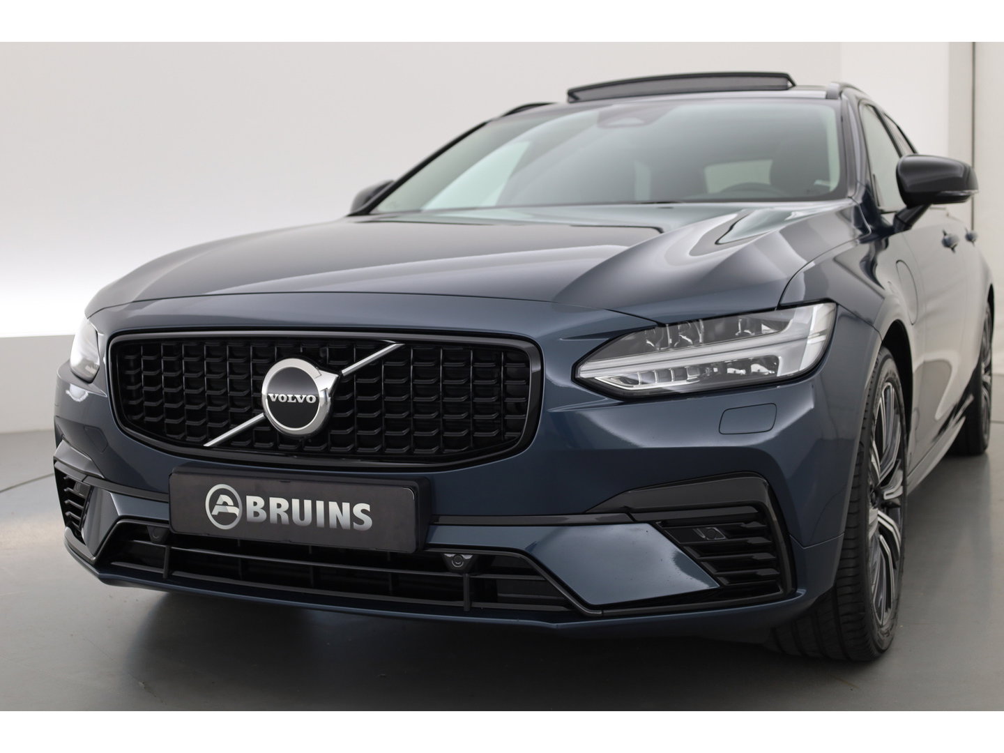 Volvo V90 2.0 T8 Plug-in hybrid AWD Plus Dark Long range | Pano-dak | Trekhaak | H&K Audio | Camera |