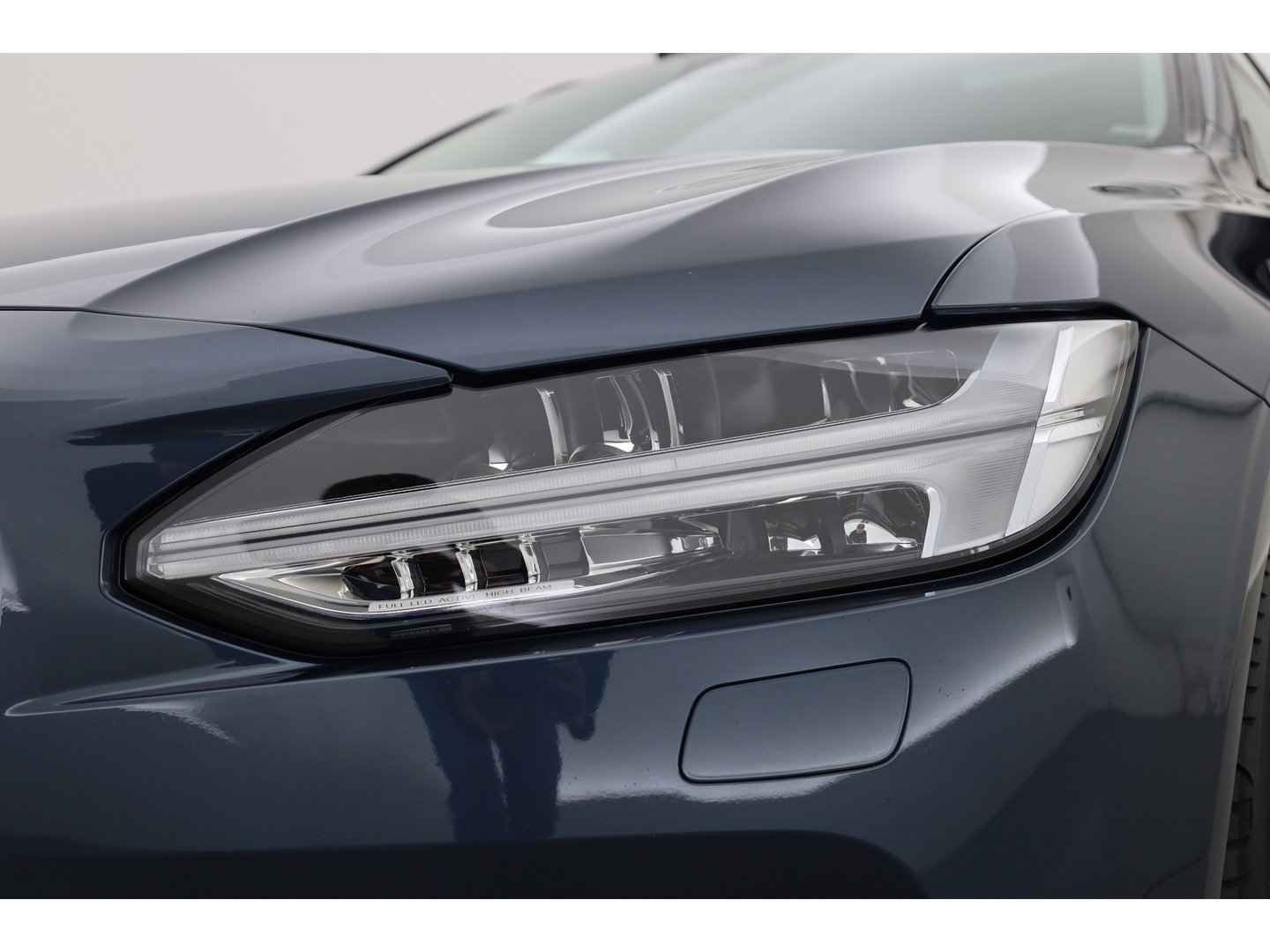 Volvo V90 2.0 T8 Plug-in hybrid AWD Plus Dark Long range | Pano-dak | Trekhaak | H&K Audio | Camera |