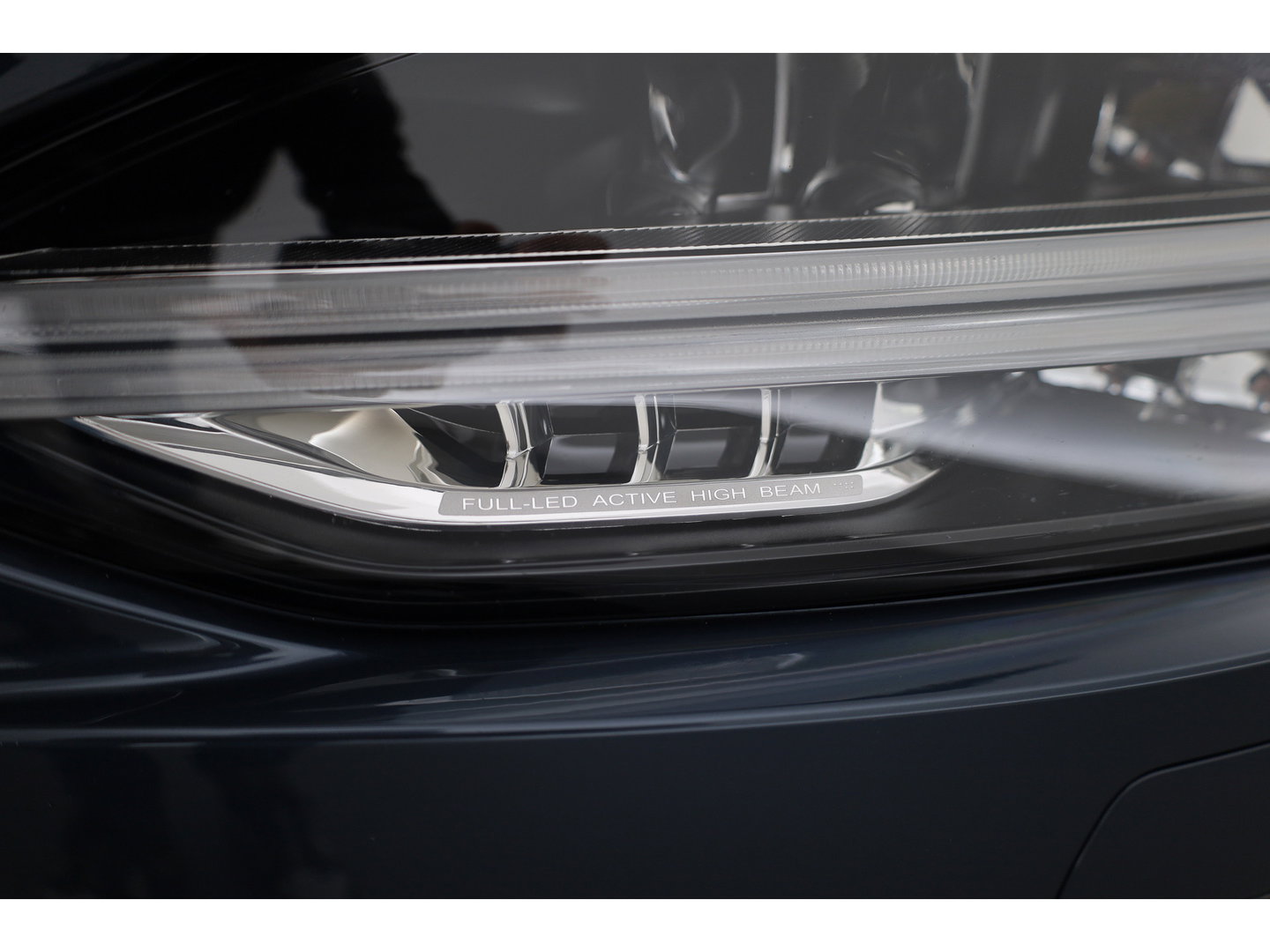 Volvo V90 2.0 T8 Plug-in hybrid AWD Plus Dark Long range | Pano-dak | Trekhaak | H&K Audio | Camera |