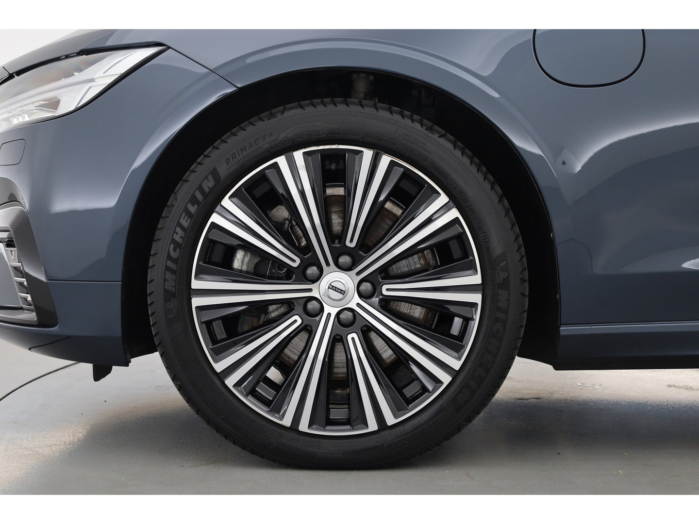 Volvo V90 2.0 T8 Plug-in hybrid AWD Plus Dark Long range | Pano-dak | Trekhaak | H&K Audio | Camera |