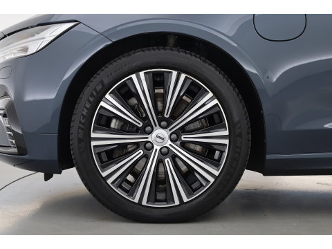Volvo V90 2.0 T8 Plug-in hybrid AWD Plus Dark Long range | Pano-dak | Trekhaak | H&K Audio | Camera |