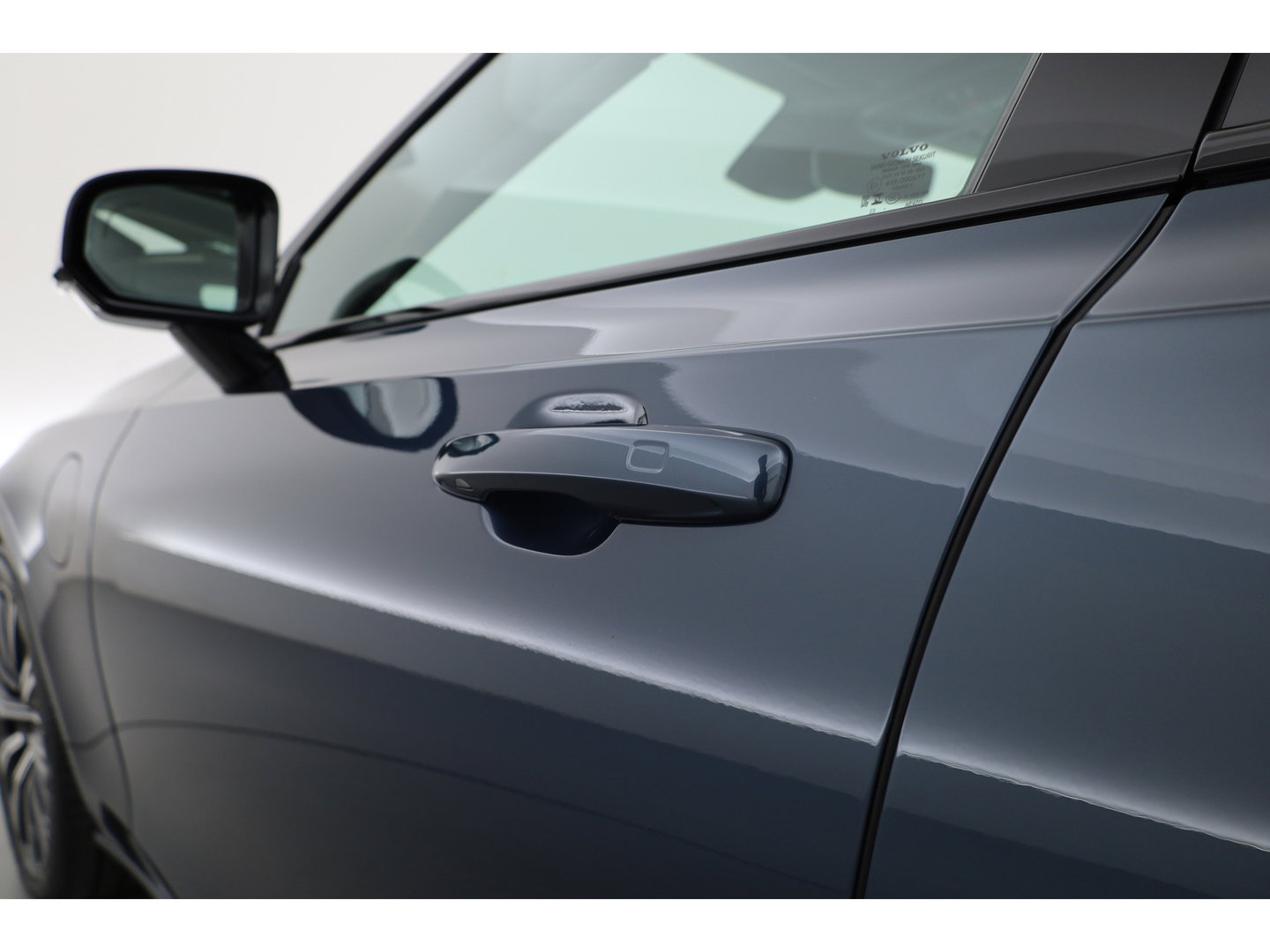 Volvo V90 2.0 T8 Plug-in hybrid AWD Plus Dark Long range | Pano-dak | Trekhaak | H&K Audio | Camera |