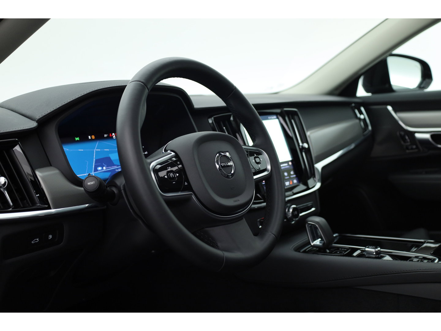 Volvo V90 2.0 T8 Plug-in hybrid AWD Plus Dark Long range | Pano-dak | Trekhaak | H&K Audio | Camera |