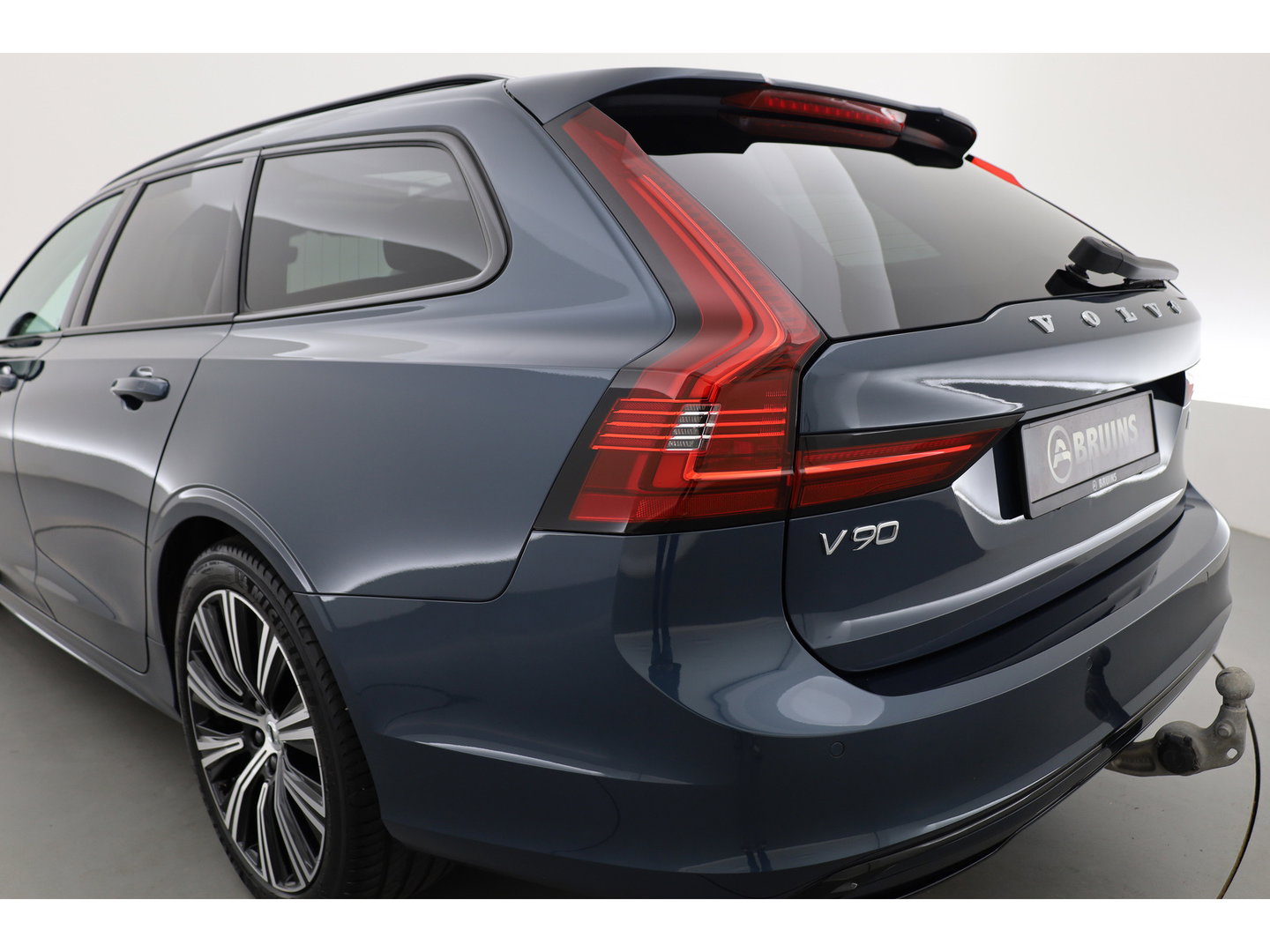 Volvo V90 2.0 T8 Plug-in hybrid AWD Plus Dark Long range | Pano-dak | Trekhaak | H&K Audio | Camera |