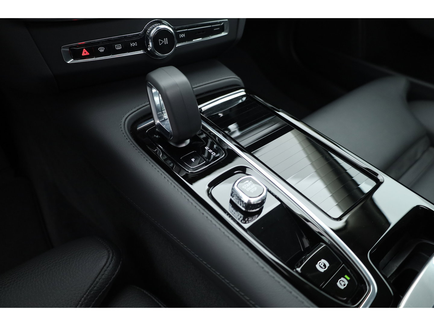 Volvo V90 2.0 T8 Plug-in hybrid AWD Plus Dark Long range | Pano-dak | Trekhaak | H&K Audio | Camera |