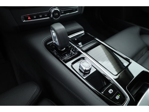 Volvo V90 2.0 T8 Plug-in hybrid AWD Plus Dark Long range | Pano-dak | Trekhaak | H&K Audio | Camera |