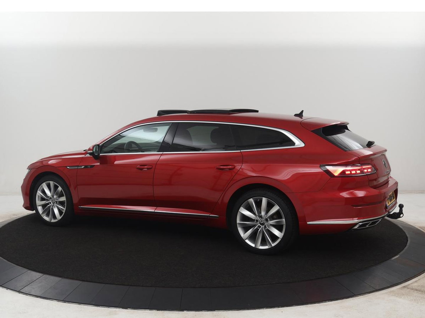 Volkswagen Arteon Shooting Brake 1.4 TSI eHybrid R-Line Busin | SOH 90,4% | Leder/alcantara | Panoramadak | Adaptive cruise | Trekhaak | Head-up | Dodehoek detectie | 360 camera | Park assist | Carplay