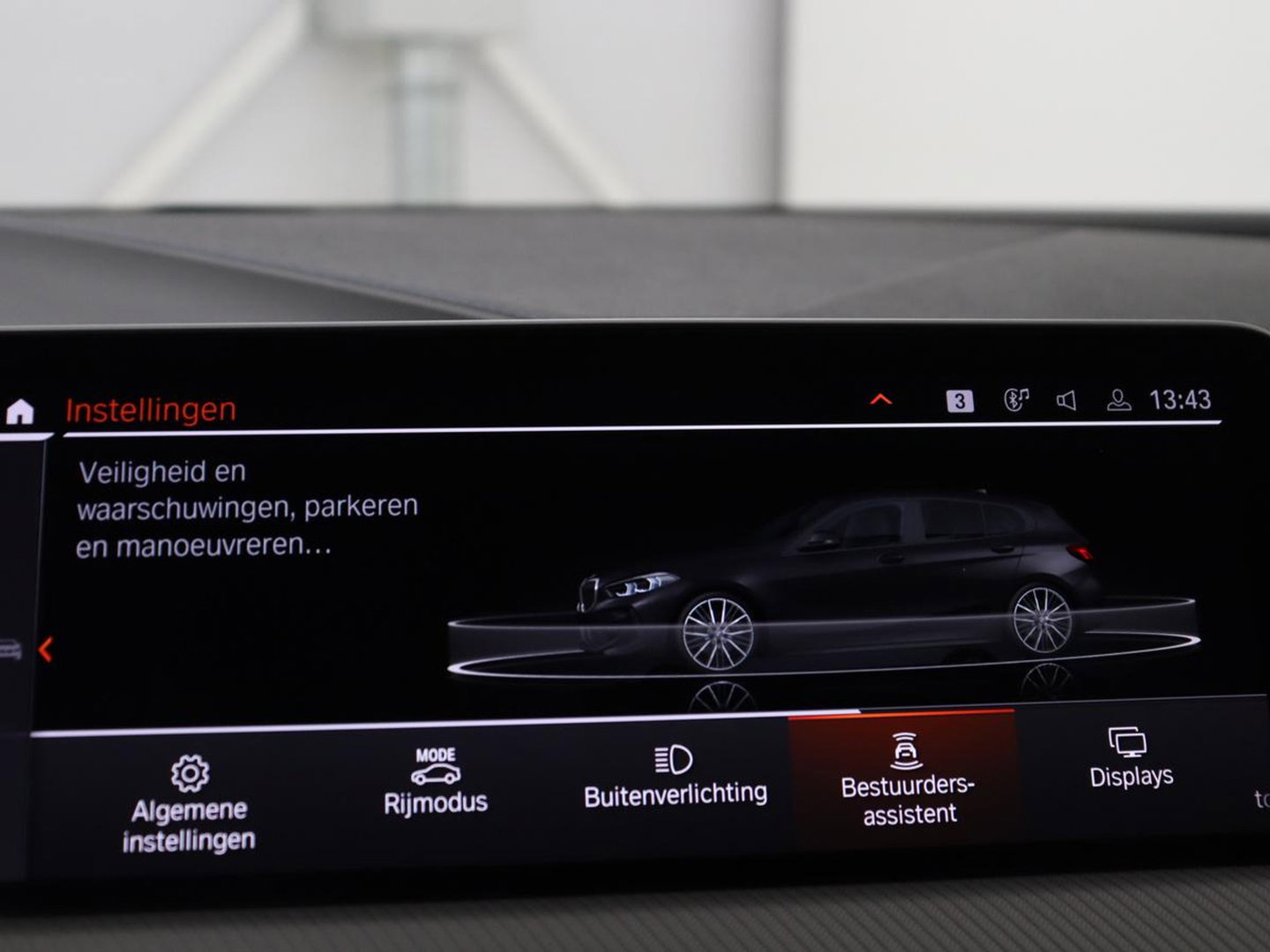 BMW 1-serie 118i | M-pakket | Leder | Stuur/ stoelverwarming | Cruise control | Camera | Park assist | Carplay | Sfeerverlichting | Climate control