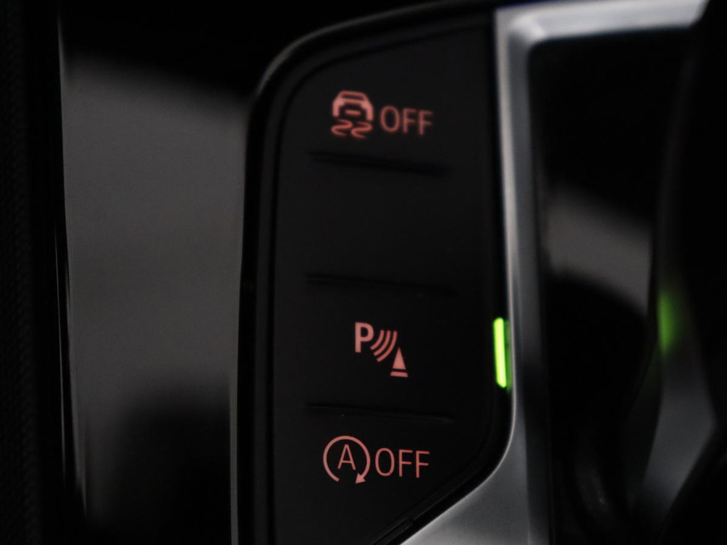 BMW 1-serie 118i | M-pakket | Leder | Stuur/ stoelverwarming | Cruise control | Camera | Park assist | Carplay | Sfeerverlichting | Climate control