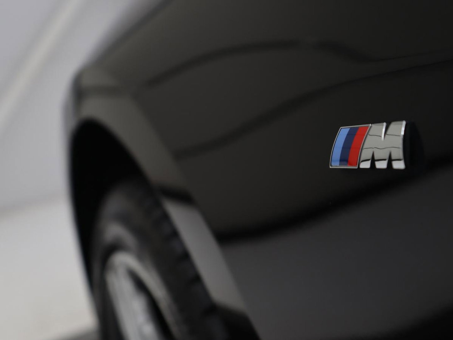BMW 1-serie 118i | M-pakket | Leder | Stuur/ stoelverwarming | Cruise control | Camera | Park assist | Carplay | Sfeerverlichting | Climate control