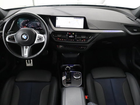 BMW 1-serie 118i | M-pakket | Leder | Stuur/ stoelverwarming | Cruise control | Camera | Park assist | Carplay | Sfeerverlichting | Climate control