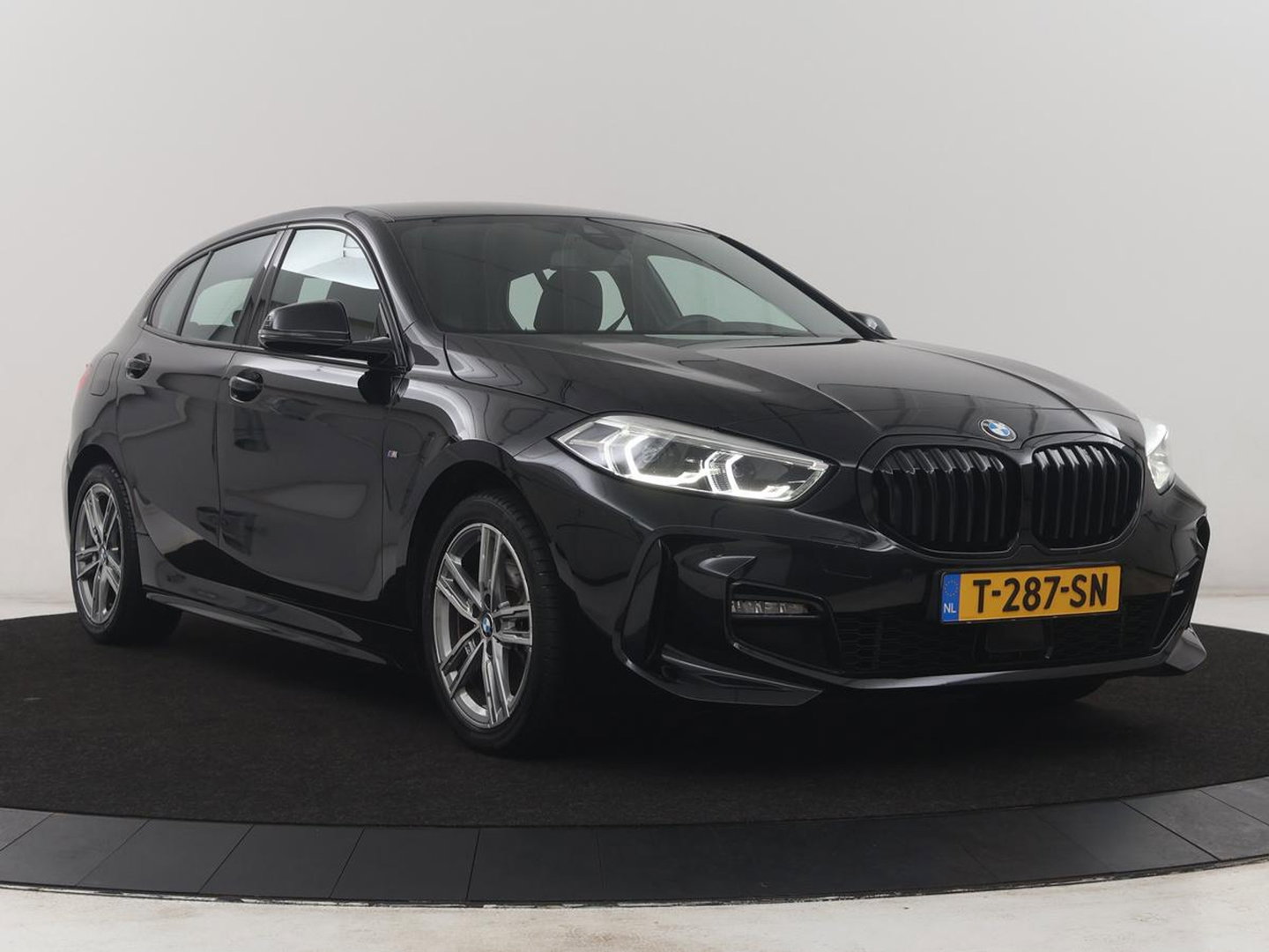 BMW 1-serie 118i | M-pakket | Leder | Stuur/ stoelverwarming | Cruise control | Camera | Park assist | Carplay | Sfeerverlichting | Climate control