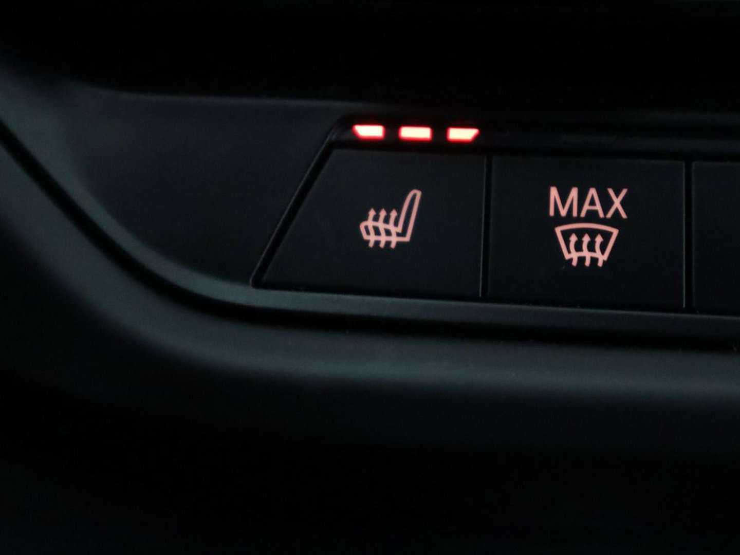 BMW 1-serie 118i | M-pakket | Leder | Stuur/ stoelverwarming | Cruise control | Camera | Park assist | Carplay | Sfeerverlichting | Climate control