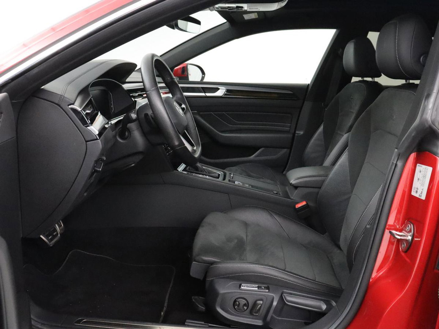 Volkswagen Arteon Shooting Brake 1.4 TSI eHybrid R-Line Busin | SOH 90,4% | Leder/alcantara | Panoramadak | Adaptive cruise | Trekhaak | Head-up | Dodehoek detectie | 360 camera | Park assist | Carplay