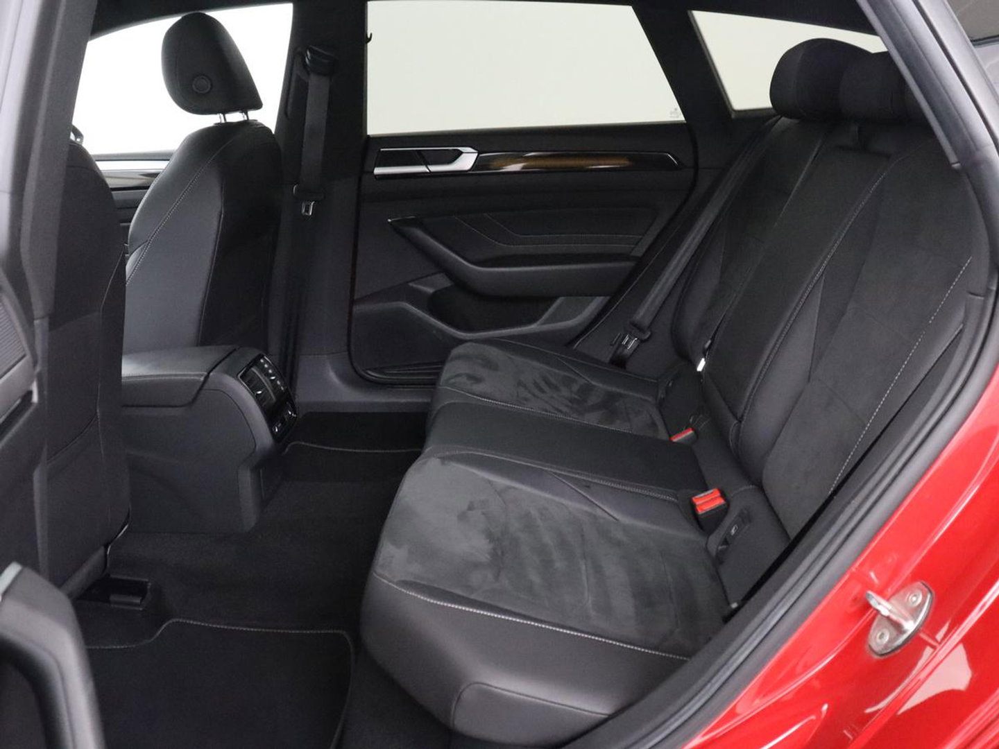 Volkswagen Arteon Shooting Brake 1.4 TSI eHybrid R-Line Busin | SOH 90,4% | Leder/alcantara | Panoramadak | Adaptive cruise | Trekhaak | Head-up | Dodehoek detectie | 360 camera | Park assist | Carplay