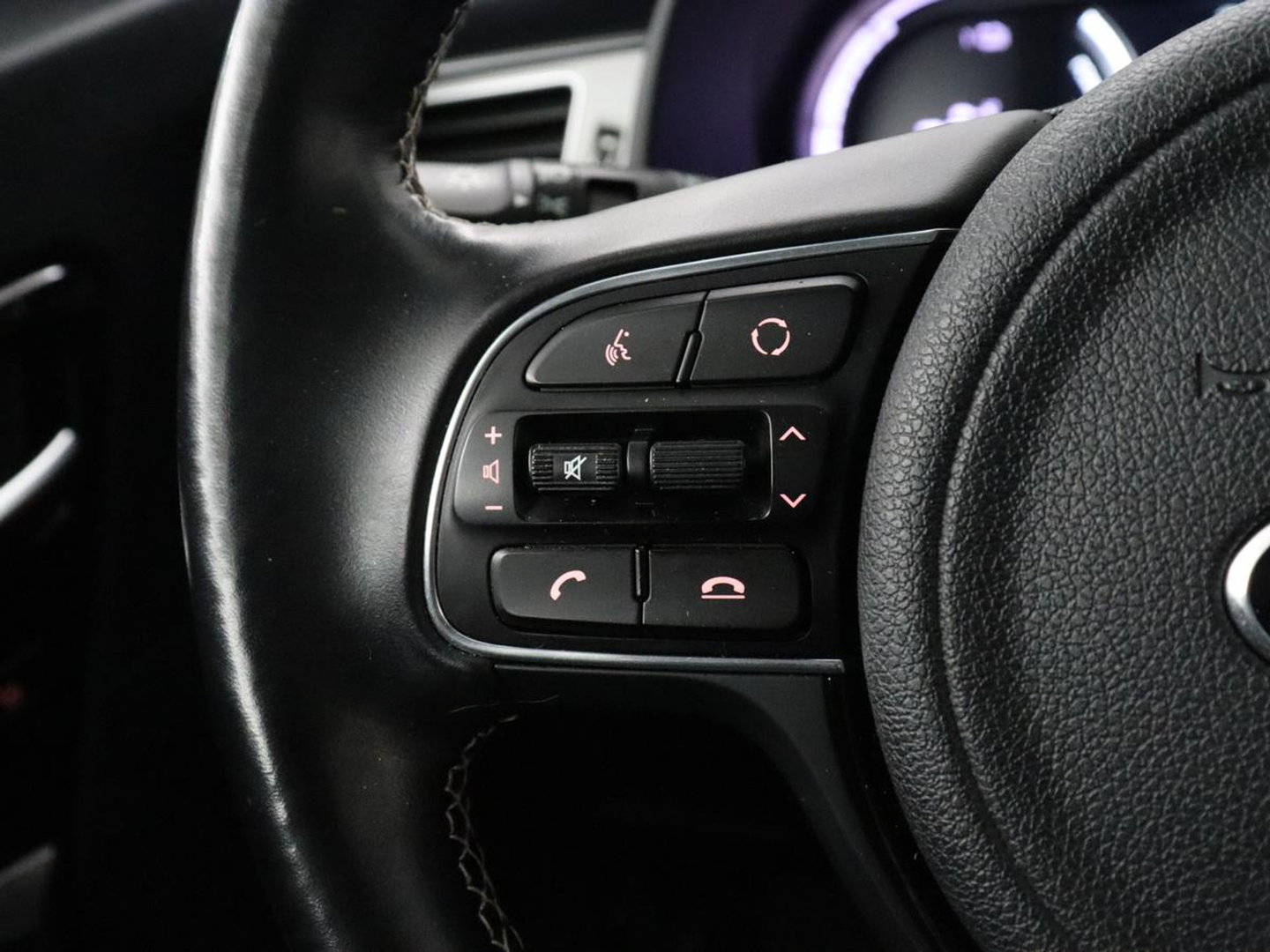 Kia e-Niro ExecutiveLine 64 kWh | SOH 93,9% | Leder | Memory | Stuur/stoel verwarming | Cruise control | Dodehoek detectie | JBL Sound | Carplay | Camera | Park assist | Achterbank verwarming