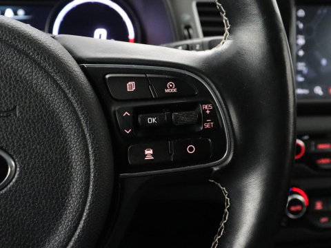 Kia e-Niro ExecutiveLine 64 kWh | SOH 93,9% | Leder | Memory | Stuur/stoel verwarming | Cruise control | Dodehoek detectie | JBL Sound | Carplay | Camera | Park assist | Achterbank verwarming
