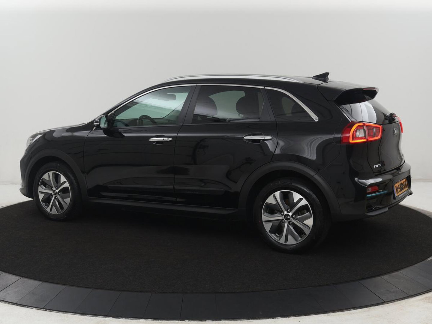 Kia e-Niro ExecutiveLine 64 kWh | SOH 93,9% | Leder | Memory | Stuur/stoel verwarming | Cruise control | Dodehoek detectie | JBL Sound | Carplay | Camera | Park assist | Achterbank verwarming