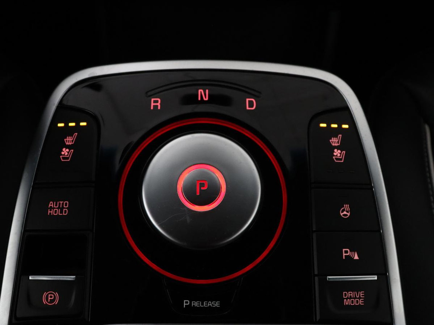 Kia e-Niro ExecutiveLine 64 kWh | SOH 93,9% | Leder | Memory | Stuur/stoel verwarming | Cruise control | Dodehoek detectie | JBL Sound | Carplay | Camera | Park assist | Achterbank verwarming