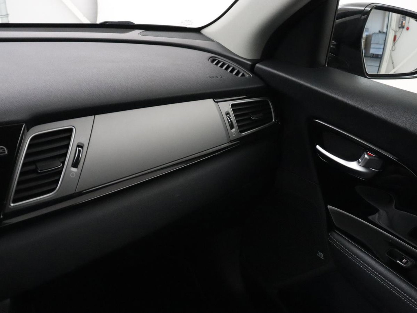 Kia e-Niro ExecutiveLine 64 kWh | SOH 93,9% | Leder | Memory | Stuur/stoel verwarming | Cruise control | Dodehoek detectie | JBL Sound | Carplay | Camera | Park assist | Achterbank verwarming