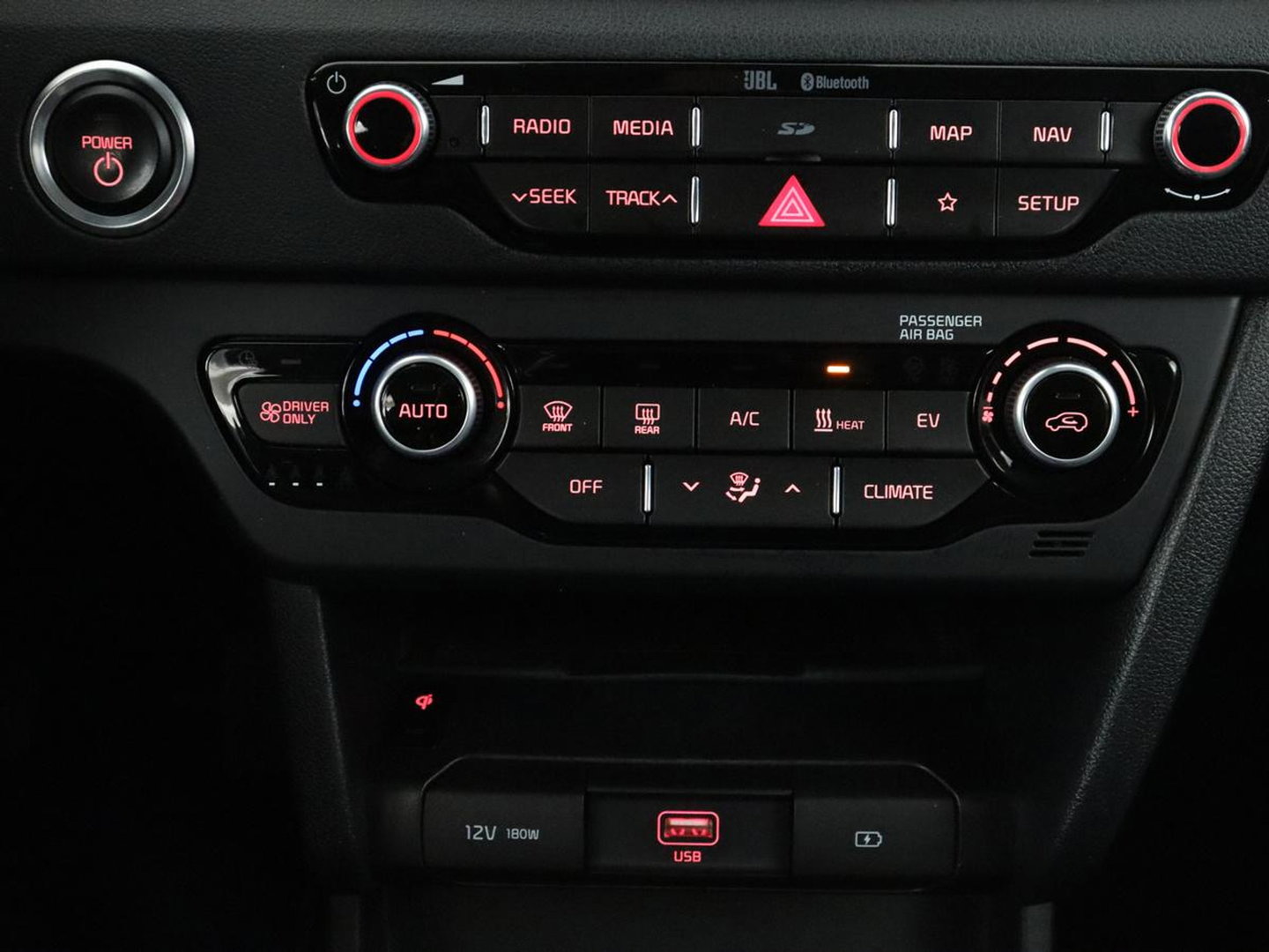 Kia e-Niro ExecutiveLine 64 kWh | SOH 93,9% | Leder | Memory | Stuur/stoel verwarming | Cruise control | Dodehoek detectie | JBL Sound | Carplay | Camera | Park assist | Achterbank verwarming