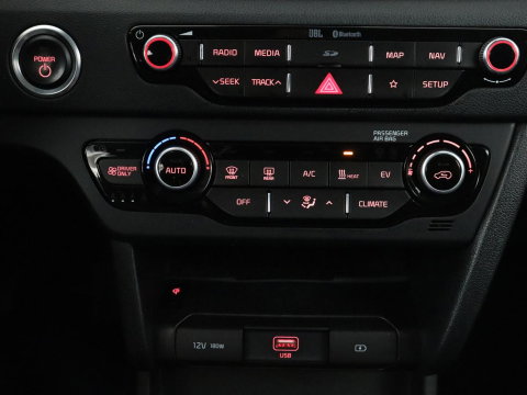 Kia e-Niro ExecutiveLine 64 kWh | SOH 93,9% | Leder | Memory | Stuur/stoel verwarming | Cruise control | Dodehoek detectie | JBL Sound | Carplay | Camera | Park assist | Achterbank verwarming