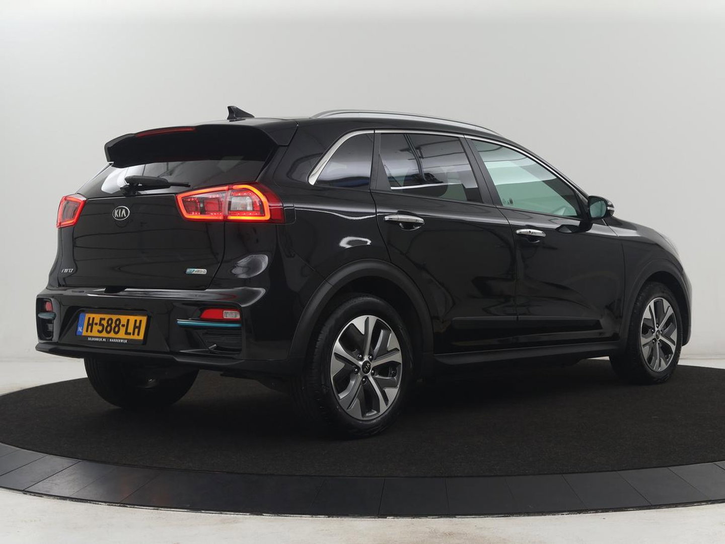 Kia e-Niro ExecutiveLine 64 kWh | SOH 93,9% | Leder | Memory | Stuur/stoel verwarming | Cruise control | Dodehoek detectie | JBL Sound | Carplay | Camera | Park assist | Achterbank verwarming